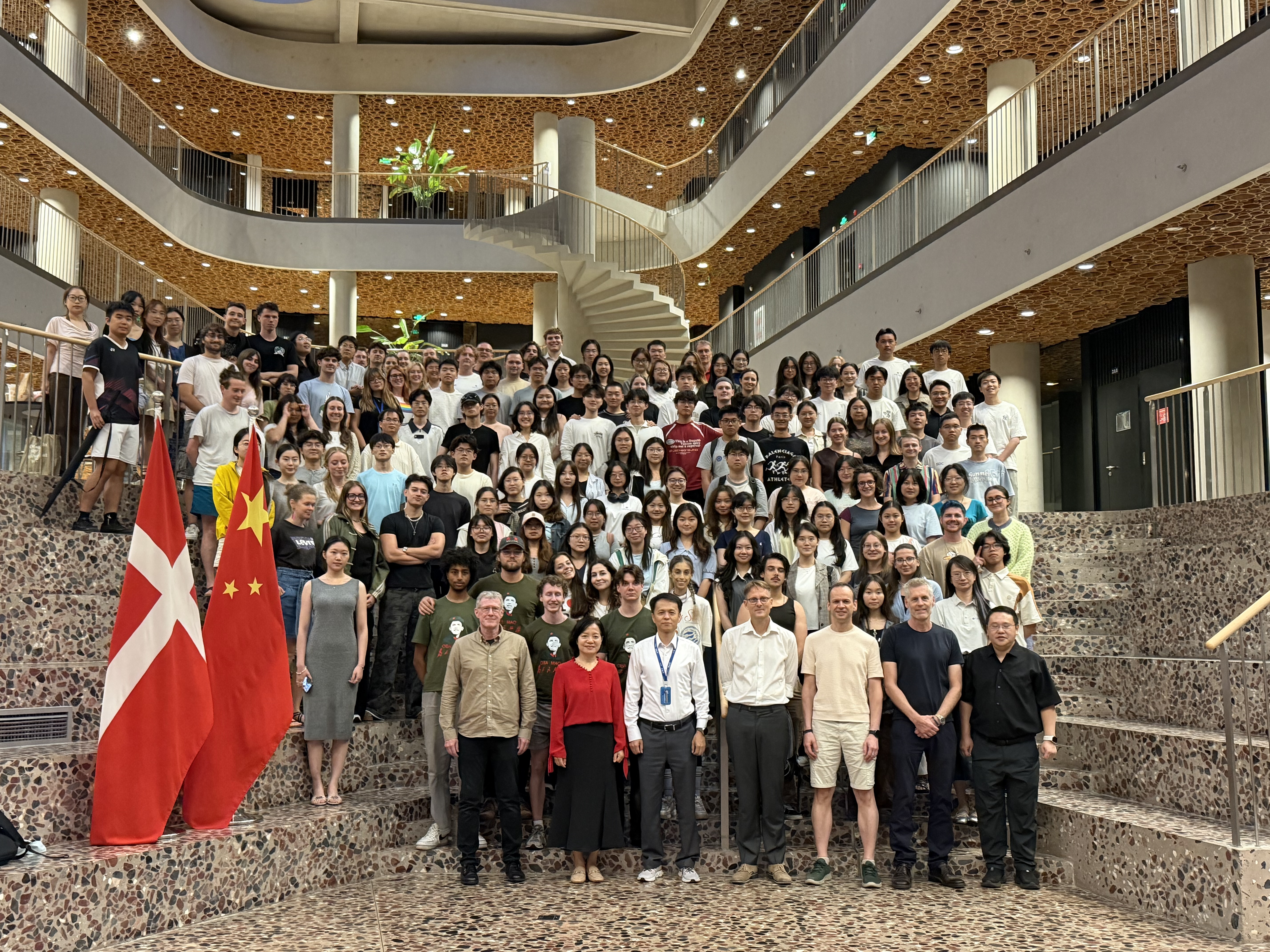 中丹学院2026级新生开学典礼在雁栖湖校区举行