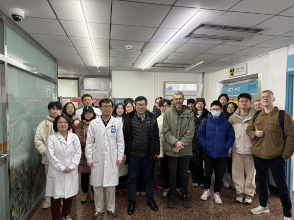 探秘脑科学前沿：中丹学院神经科